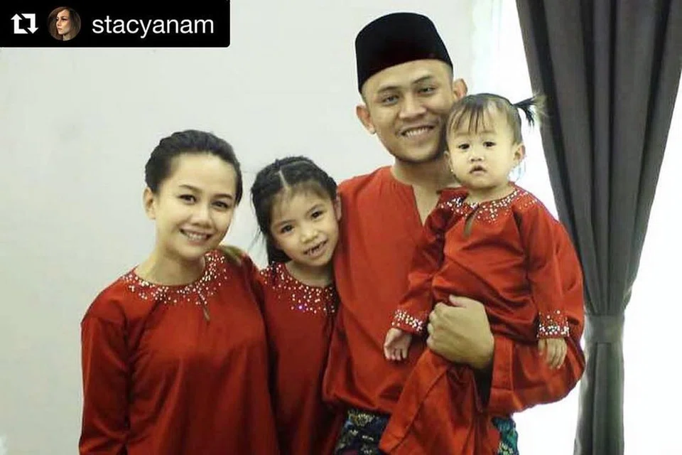 SALAM LEBARAN: Penyanyi Stacy menjahit baju kurung buat seisi keluarga untuk digayakan pada Hari Raya pertama. Stacy merupakan isteri vokalis kumpulan Akim & The Majistret, Akim Ahmad. Mereka kelihatan bersama anak kandung mereka, Eshaal (didukung Akim), sementara anak angkat mereka, Bella, (kedua dari kiri). - Foto INSTAGRAM AKIM AHMAD