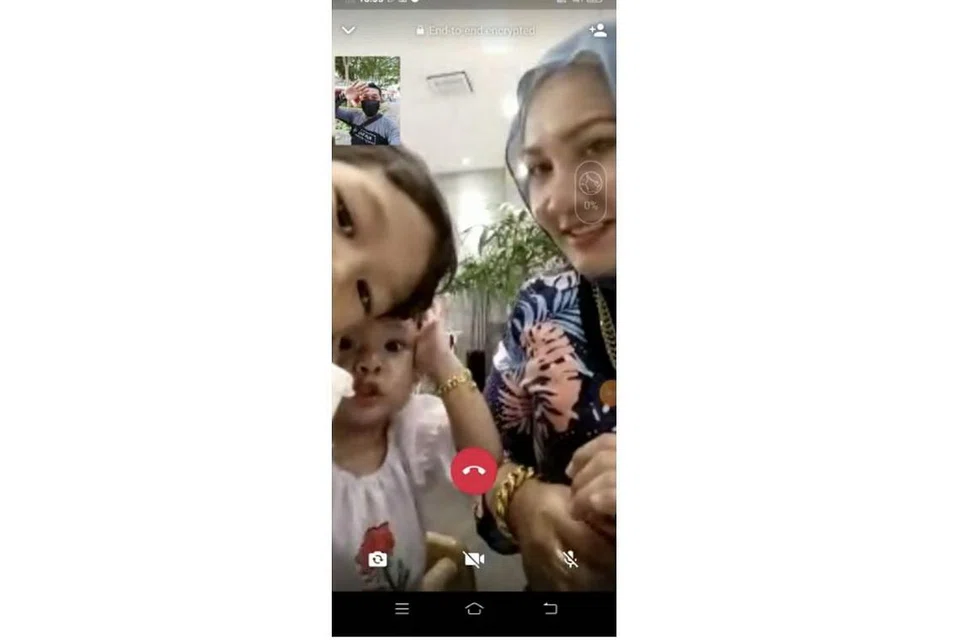 PANGGILAN VIDEO: Encik Zulkarnain (gambar kecil) membuat panggilan video dengan isteri dan anak-anaknya setiap hari untuk mengekalkan komunikasi dan hubungan.
