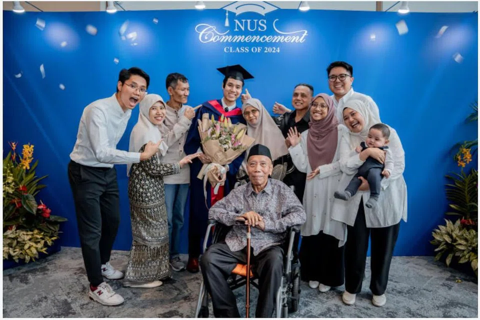 Dr Abdul Rahman Ishak dikelilingi keluarga tersayang yang banyak memberi sokongan semasa beliau mengikuti pengajian di Sekolah Perubatan Yong Loo Lin Universiti Nasional Singapura NUS.
