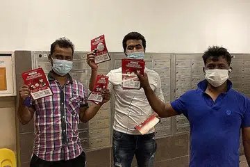 AGIH RISALAH: Beberapa risalah keselamatan kewangan akan dihantar kepada pekerja asing di asrama dan pembantu rumah melalui pertubuhan bukan pemerintah (NGO), kerana golongan ini sering membuat pembelian menggunakan kaedah pembayaran tunai selepas menerima produk yang dibeli. - Foto NINJA VAN