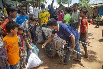 MOHON BANTUAN SEDUNIA: Pelarian Rohingya yang ditemui pada 24 Ogos lalu di kem penempatan Kutubpalang di Ukhiya Cox Bazar, Bangladesh, dilihat mengambil kampit berisi bahan makanan yang diagihkan kepada penghuni di kem tersebut. Tarikh 25 Ogos menandakan tempoh lima tahun sejak etnik Muslim Rohingya dari Myanmar, negara yang majoritinya beragama Buddha, diserang, dicederakan dan dibunuh pada Ogos 2017 oleh tentera Myanmar. Lebih sejuta mereka meninggalkan negeri Rakhine dan melarikan diri ke Bangladesh. - Foto EPA-EFE