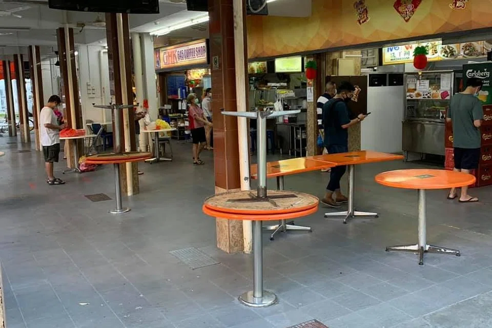 KAWASAN LARANGAN: Seorang pembaca Berita Harian, Encik Muhd Fuadi Rahmat, mengongsi beberapa gambar yang dipetiknya menunjukkan keadaan tempat duduk di kolong blok serta taman permainan di estet-estet perumahan dan kedai kopi dalam lingkungannya di mana langkah 'Pemutus Litar' dilaksanakan. - Foto-foto