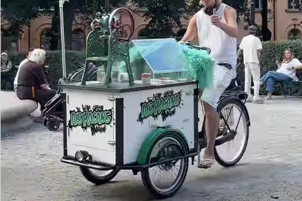 Di tengah-tengah musim panas, Encik Nic Ribbarp gigih menjual ais kacangnya di kota Sweden.