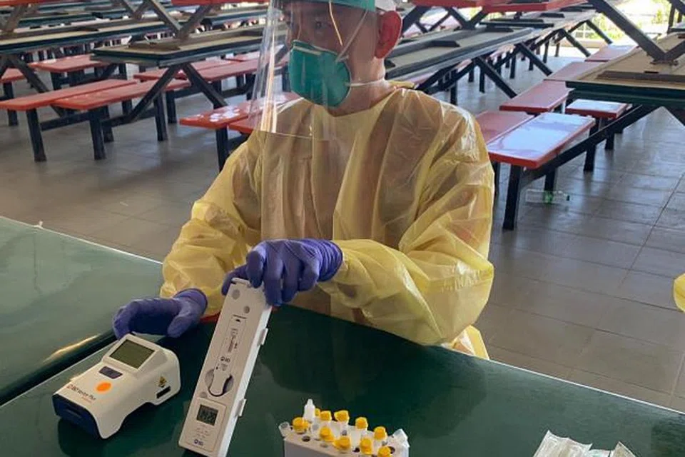 UJIAN PANTAS ANTIGEN: Satu demonstrasi dilakukan pegawai ujian 'swab' buat media meninjau bagaimana program perintis ujian pantas antigen dijalankan bagi mengesan jangkitan Covid-19 di kalangan pekerja asing dengan lebih cepat. - Foto BH oleh ERVINA MOHD JAMIL