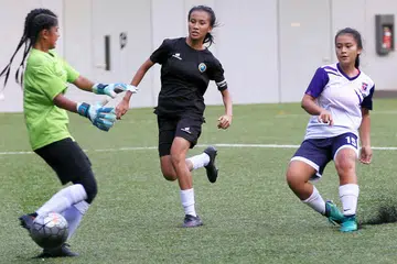 JARINGAN KEMENANGAN: Putri Nur Syaliza (kanan) menjaringkan gol buat Sekolah Menengah Queensway, yang membolosi gawang Sekolah Menengah Hong Kah jagaan Nurul Radiatul (kiri). - Foto BH oleh JONATHAN CHOO