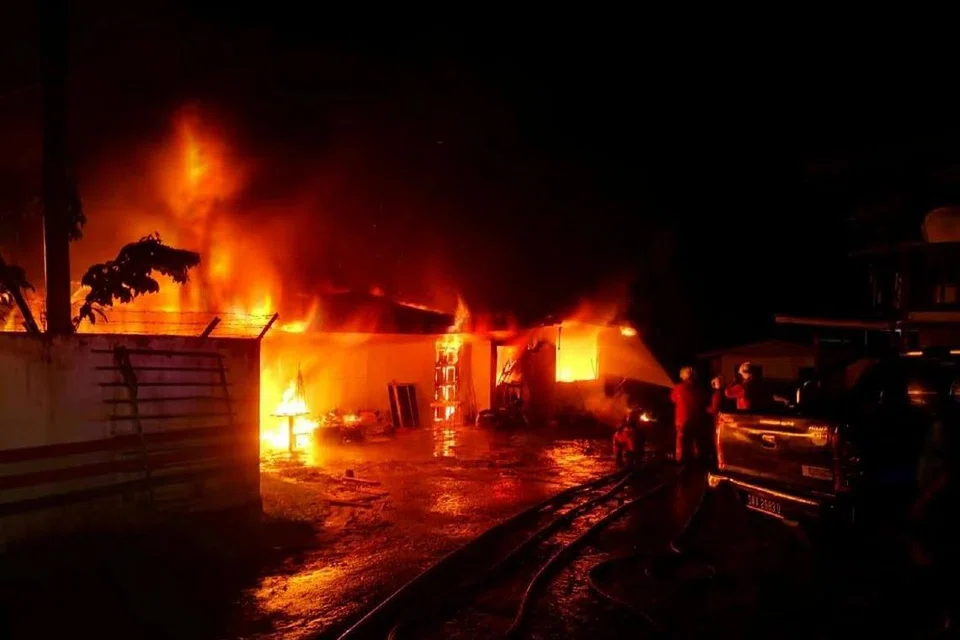 Api marak membakar rumah di Kampung Matan, Ranau hingga menyebabkan dua mangsa rentung.