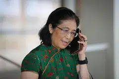 BERI KETERANGAN: Peguam Kwa Kim Li hadir di mahkamah semalam untuk memberi keterangan dalam kes saman fitnah Perdana Menteri Lee Hsien Loong terhadap editor laman The Online Citizen, Encik Terry Xu. - Foto BH oleh ONG WEE JIN 