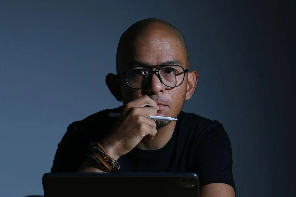 KELUAR DARIPADA ZON SELESA: M. Raihan Halim tidak akan melakukan sesuatu kerja seni berbekal idea yang sama buat kali kedua dengan kesediaan keluar dari kebiasaan. - Foto fail