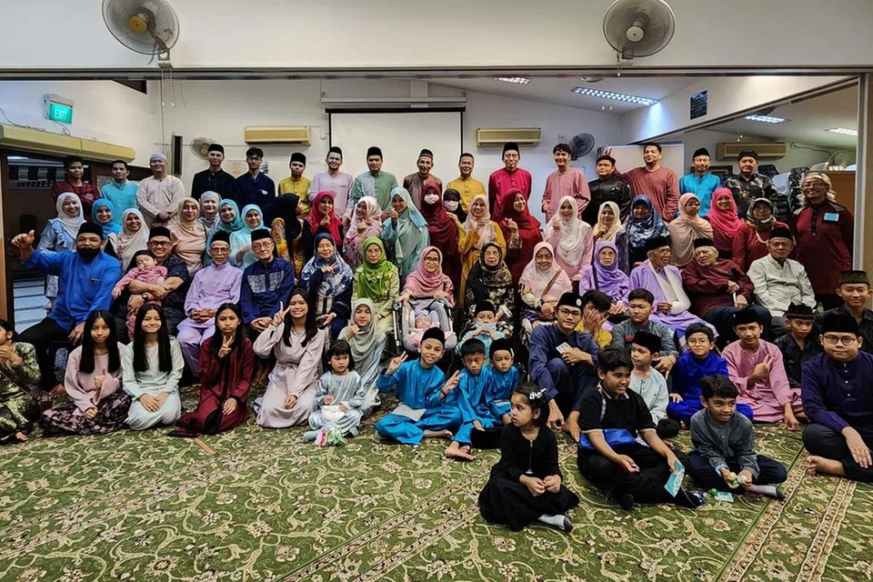 Setiap tahun, keluarga besar Encik Sufian Sujai yang terdiri daripada generasi berbeza yang merangkumi sekitar 150 anggota akan berkumpul di masjid untuk menyambut Hari Raya bersama-sama.