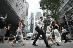 Bilangan rakyat Singapura yang bekerja terus meningkat dalam sektor seperti perkhidmatan kewangan serta perkhidmatan kesihatan dan sosial.