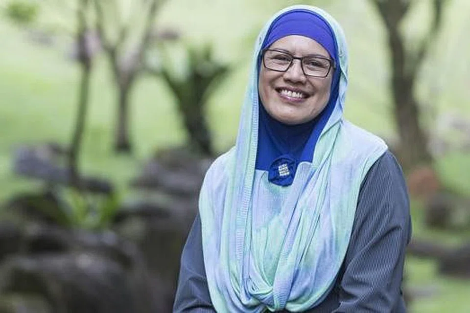 TIDAK LOKEK MEMBERI: Cik Norazizah Mohd Tajudin menderma $100 setiap bulan di bawah inisiatif Club-100 Majlis Pembangunan Masyarakat (CDC) North West untuk membantu golongan susah di kawasan itu. Beliau menggesa penduduk lain agar turut memberi sumbangan. - Foto NORTH WEST COMMUNITY DEVELOPMENT COUNCIL