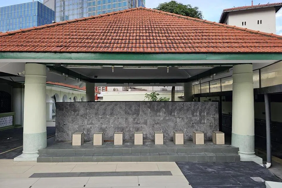 UNTUK JEMAAH: Masjid Jamae Chulia yang terletak di South Bridge Road sedang giat melaksanakan projek naik taraf yang dijangka siap sepenuhnya pada hujung tahun ini. 