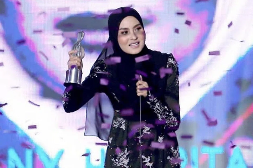 TIDAK 'MATI' DEK KEJIAN: Wany Hasrita akan bekerja keras dan tidak menyifatkan kritikan 'netizen' mengenai gelaran Bintang Paling Popular yang diraihnya kelmarin sebagai satu penghambat semangat. - Foto BERITA HARIAN MALAYSIA