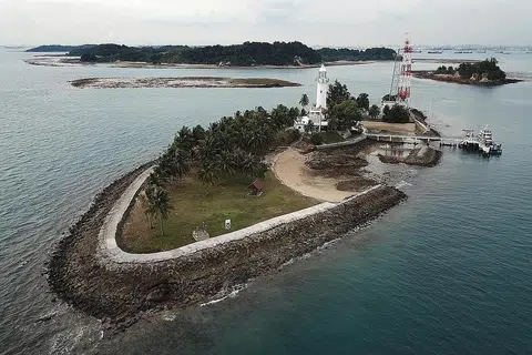 PULAU DIKENAL PASTI: Perairan di Pulau Satumu, yang sebelum ini dikenali sebagai Pulau Coney (tiada kena mengena dengan pulau yang terletak di utara Punggol), adalah antara tiga pulau yang telah dikenal pasti bagi tapak berpotensi untuk penternakan ikan. - Foto fail