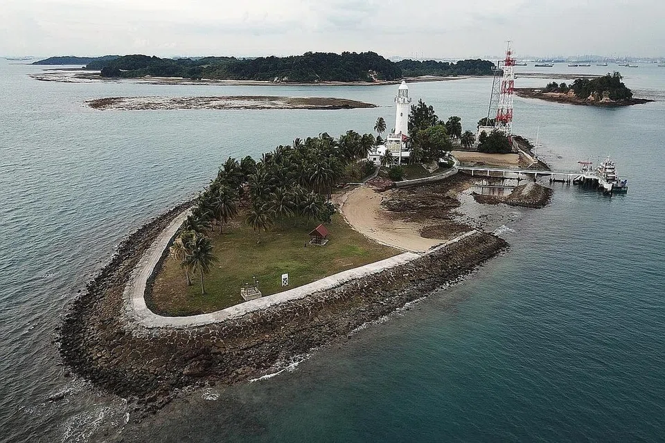 PULAU DIKENAL PASTI: Perairan di Pulau Satumu, yang sebelum ini dikenali sebagai Pulau Coney (tiada kena mengena dengan pulau yang terletak di utara Punggol), adalah antara tiga pulau yang telah dikenal pasti bagi tapak berpotensi untuk penternakan ikan. - Foto fail