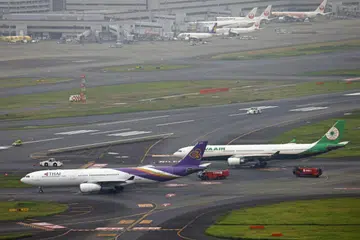BERTEMBUNG: Kejadian itu menyebabkan penutupan salah satu daripada empat landasan kapal terbang di Lapangan Terbang Haneda di Tokyo pada Sabtu. 