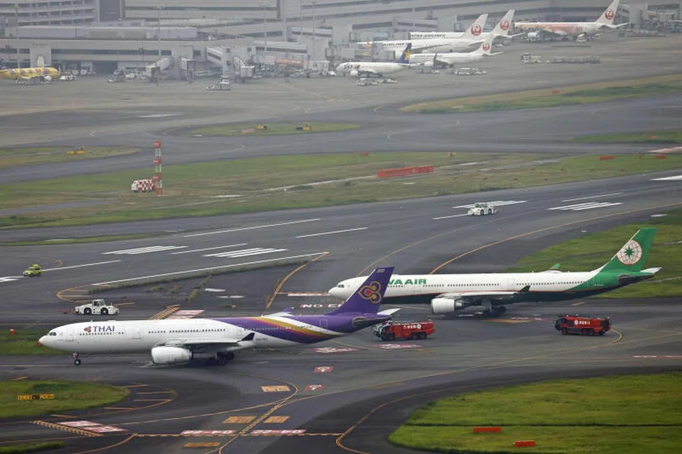 BERTEMBUNG: Kejadian itu menyebabkan penutupan salah satu daripada empat landasan kapal terbang di Lapangan Terbang Haneda di Tokyo pada Sabtu. 