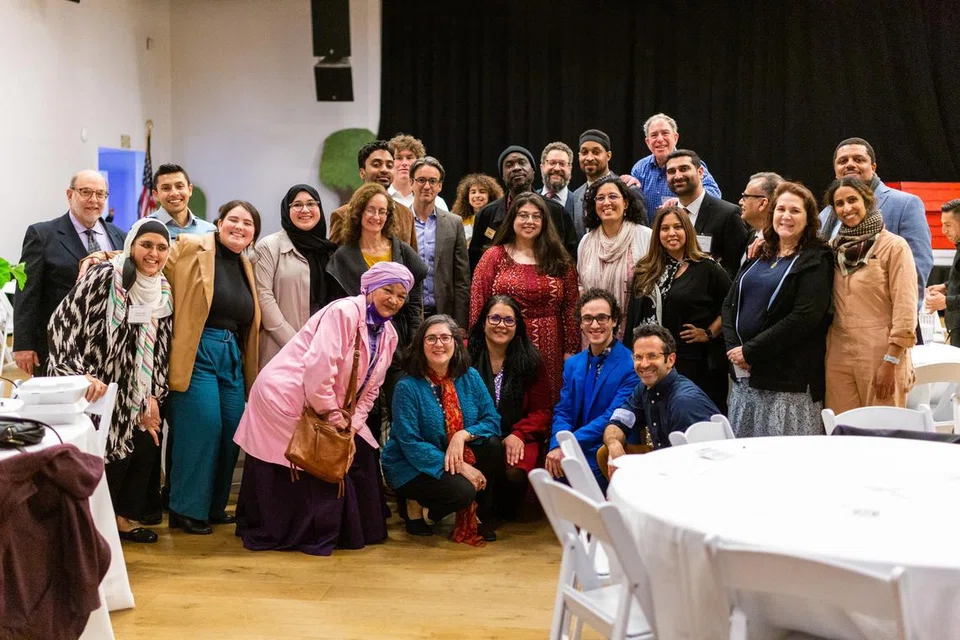 SEHATI WALAU BEZA KEPERCAYAAN: Kumpulan NewGround yang dianggotai oleh penduduk Muslim kebanyakannya dari Palestin dan Yahudi yang pernah menjadi penduduk Israel bersama-sama menjalin hubungan memupuk keharmonoan bersama