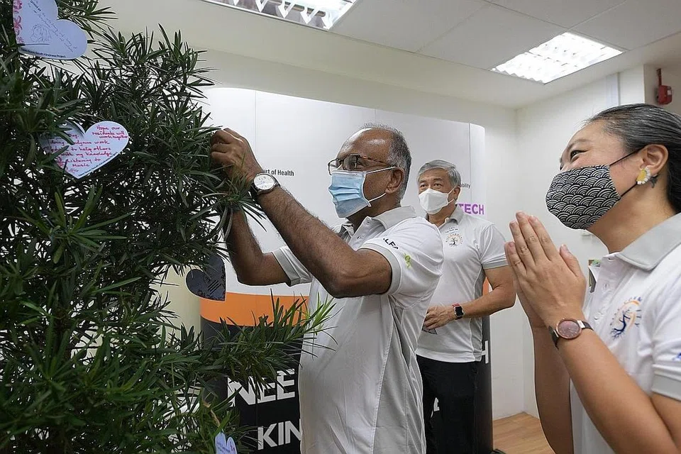 LANCAR PERTUBUHAN BARU: Encik K Shanmugam (kiri), Cik Carrie Tan, dan CEO SportSG, Encik Lim Teck Yin, hadir di majlis pelancaran pertubuhan baru tidak meraih untung, Rise Community, yang bertujuan meneroka cara inovatif menghulur bantuan kepada keluarga berpendapatan rendah, di Yishun semalam. - Foto BM oleh NG SOR LUAN