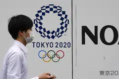 MASIH BELUM DIPUTUSKAN: Sehingga kini keputusan untuk membatalkan temasya sukan Olimpik Tokyo masih belum ditentukan, meskipun ramai penduduk Jepun yang menyuarakan keprihatinan mereka sekiranya ia diteruskan. - Foto EPA-EFE