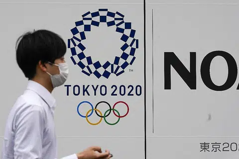 MASIH BELUM DIPUTUSKAN: Sehingga kini keputusan untuk membatalkan temasya sukan Olimpik Tokyo masih belum ditentukan, meskipun ramai penduduk Jepun yang menyuarakan keprihatinan mereka sekiranya ia diteruskan. - Foto EPA-EFE