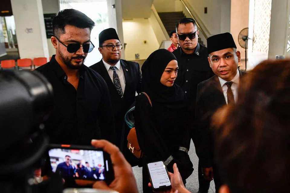 Foto fail menunjukkan penyanyi dan pelakon, Aliff Aziz (kiri), dan pelakon Ruhainies, ketika hadir bagi pendakwaan terhadap kes khalwat di Kompleks Mahkamah Syariah Kuala Lumpur pada 3 Julai.