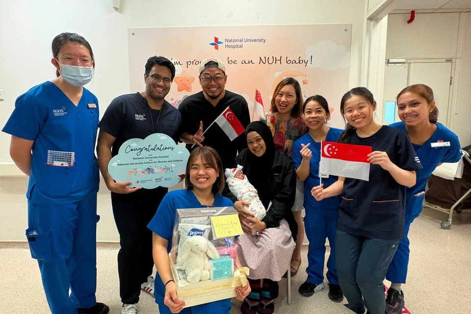 Kakitangan NUH sambut kelahiran bayi Nadra dan bergambar bersamanya dan ibu bapanya Cik Nurfarahin dan Encik Nabil di hospital itu.