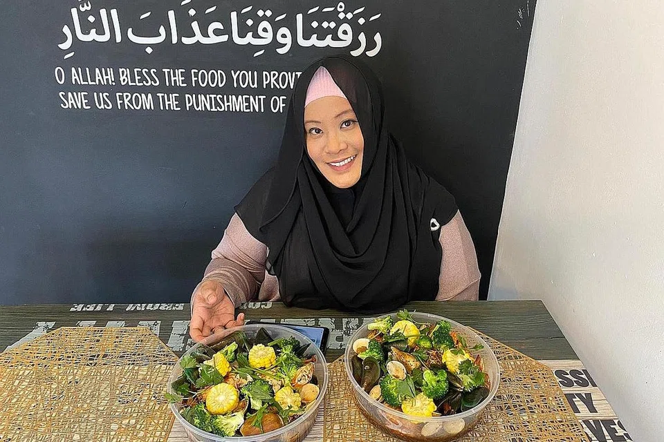 MAKANAN LAUT DAPAT SAMBUTAN: Sejak diberhentikan kerja tahun lalu, perniagaan makanan laut atau ' shell-out' Cik Hirdawati terus mendapat perhatian dari pembeli dalam talian. - Foto ihsan HIRDAWATI ASMONEH
