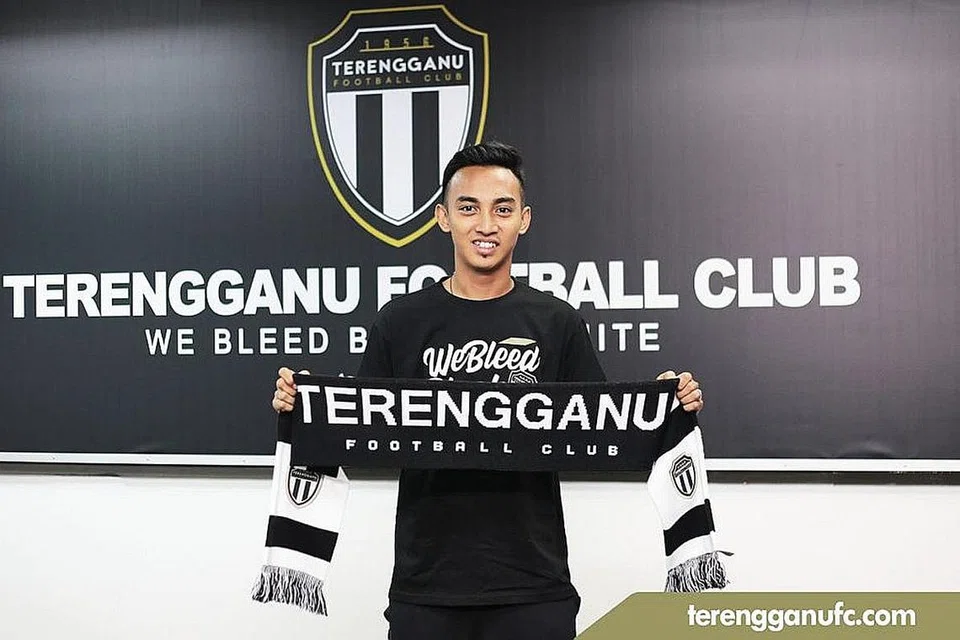 CABARAN BARU: Faris bakal beraksi di Liga Super Malaysia tahun depan selepas menandatangani kontrak bersama Terengganu FA pagi ini. - Foto TERENGGANU FC