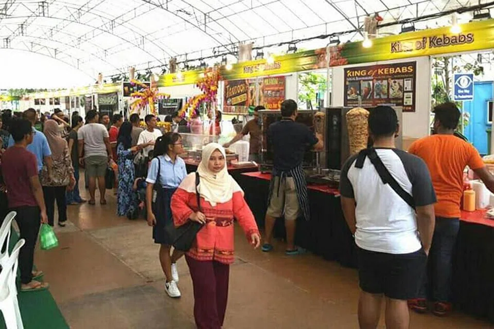 LOKASI BARU: Selain gerai barangan, bazar di Our Tampines Hub juga menampilkan persembahan pelawak Malaysia terkenal Johan Raja Lawak; penyanyi Malaysia Siti Nordiana, penyanyi tempatan Sufi Rashid, Kompang Akrab dan Wicked Aura. - Foto OUR TAMPINES HUB