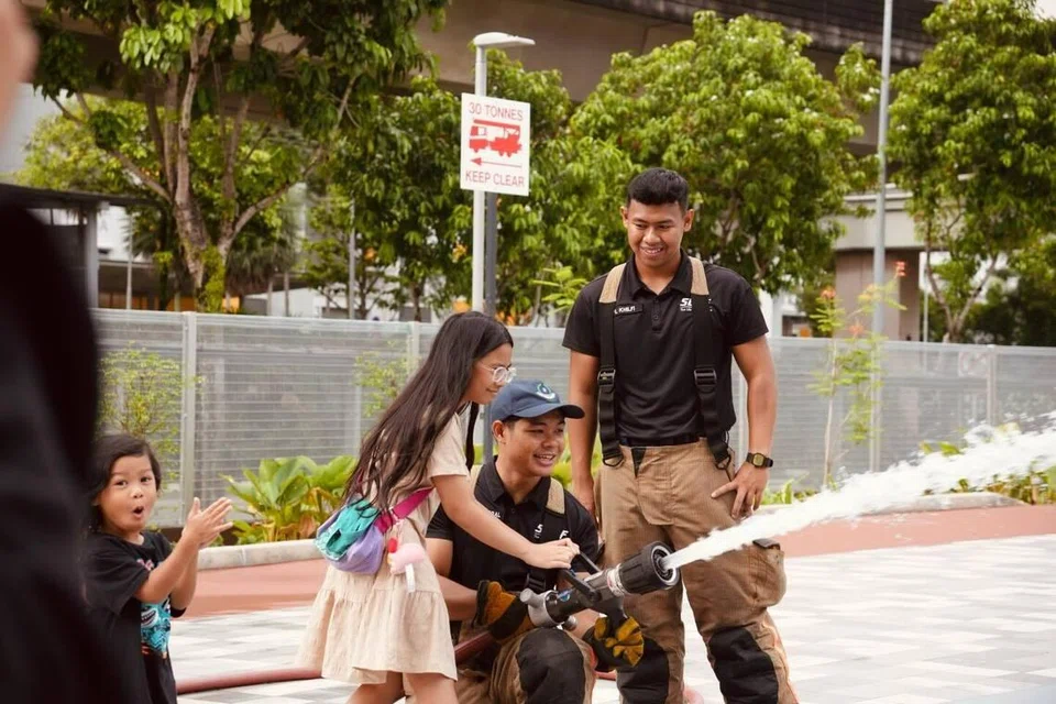 Bawa anak ke balai bomba untuk mengenali tugas anggota bomba dan kenderaan kecemasan dari dekat.