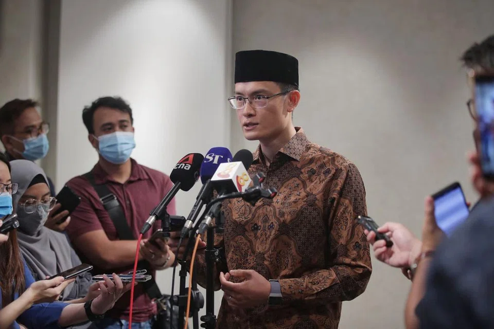 Encik Esa Masood bercakap kepada media pada 10 Mac.