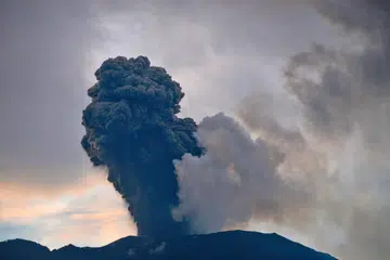 MUNTAHAN DEBU: Gunung Marapi di Sumatera, meletus pada awal pagi 14 Januari, memuntahkan debu setinggi 1,300 meter.