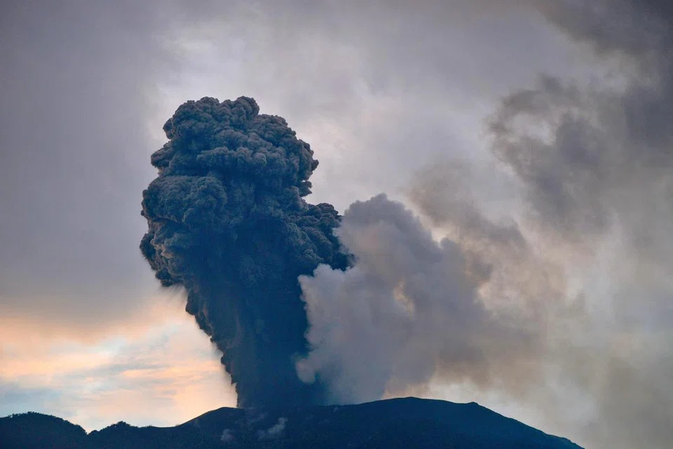 MUNTAHAN DEBU: Gunung Marapi di Sumatera, meletus pada awal pagi 14 Januari, memuntahkan debu setinggi 1,300 meter.