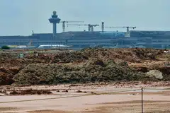 SEDANG DIBANGUNKAN: Pembinaan Terminal 5 Lapangan Terbang Changi merupakan projek pembinaan antara yang terbesar di sini meliputi 1,000 hektar atau menyamai saiz bandar baru Tampines. Ia dijangka siap pada 2030. - Foto fail