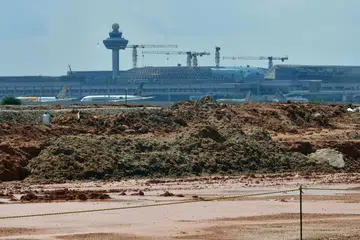 SEDANG DIBANGUNKAN: Pembinaan Terminal 5 Lapangan Terbang Changi merupakan projek pembinaan antara yang terbesar di sini meliputi 1,000 hektar atau menyamai saiz bandar baru Tampines. Ia dijangka siap pada 2030. - Foto fail