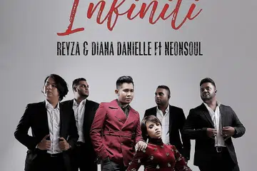 AKAN MELANGKAH JAUH: Penyanyi dan penggubah Reyza Hamizan (berdiri, berbaju merah) dan Diana Danielle (duduk) bersama kumpulan NeonSoul. - Foto ihsan REYZA HAMIZAN