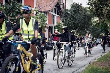 KAYUH DEMI ELAK DADAH: Peserta dari Masjid Kampung Siglap dan kumpulan basikal 'Flowriders' mengayuh basikal dalam acara 'Cyling Away from Drugs' sempena kempen 'Dadah Itu Haram' pada November lalu. - Foto DADAH ITU HARAM