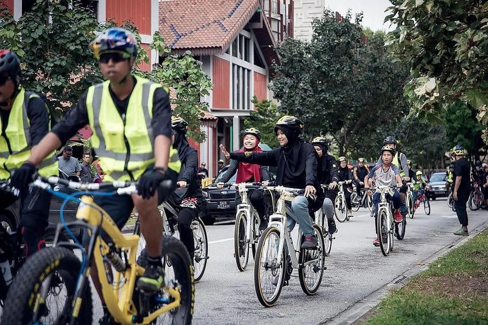 KAYUH DEMI ELAK DADAH: Peserta dari Masjid Kampung Siglap dan kumpulan basikal 'Flowriders' mengayuh basikal dalam acara 'Cyling Away from Drugs' sempena kempen 'Dadah Itu Haram' pada November lalu. - Foto DADAH ITU HARAM