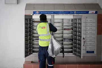 SURAT KURANG: Jumlah surat yang dihantar secara domestik telah berkurangan daripada sekitar 490 juta surat pada tahun kewangan 2015 kepada 260 juta surat pada tahun kewangan 2022. 