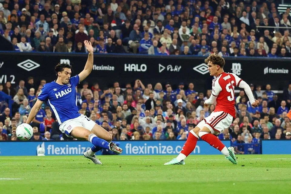 Max Dowman (kanan) melepaskan rembatan untuk menjaringkan gol pertama Arsenal dalam perlawanan pusingan ketiga Piala Carabao menentang Ipswich Town di Stadium Portman Road, pada 15 September.