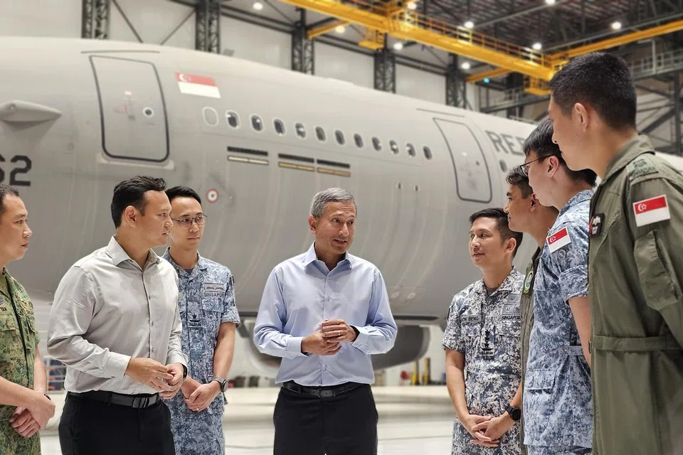 LAKSANA MISI KEMANUSIAAN: Dr Vivian Balakrishnan (empat dari kiri) dan Encik Zaqy Mohamad (dua dari kiri) bertemu anggota Angkatan Bersenjata Singapura (SAF) dan Angkatan Udara Republik Singapura (RSAF) di Pangkalan Udara Changi (Timur) sebelum mereka bertolak ke Mesir bagi misi penghantaran bantuan kemanusiaan Singapura bagi penduduk Gaza.