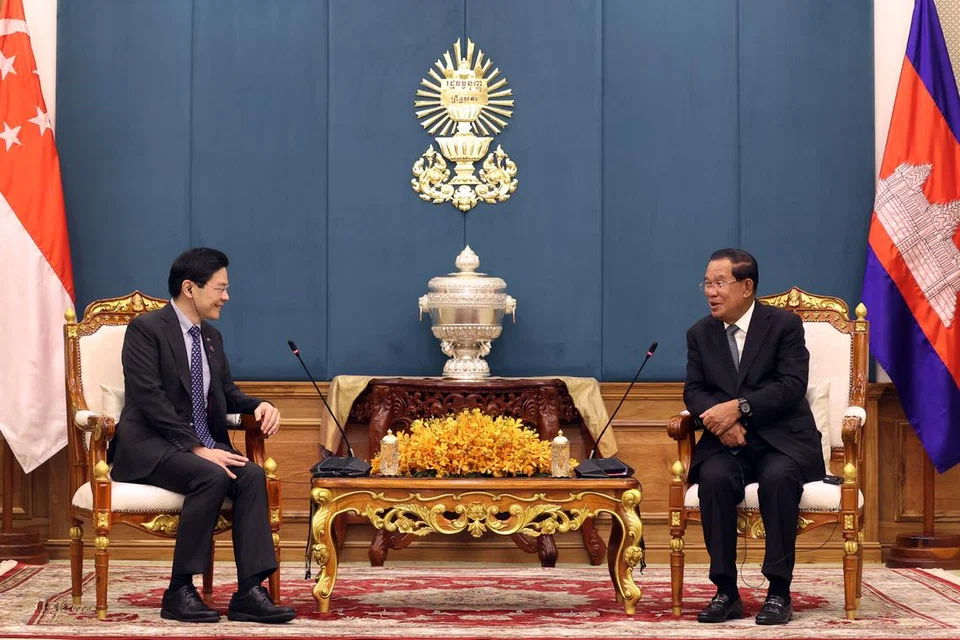 Perdana Menteri, Encik Lawrence Wong (kiri), mengadakan pertemuan dengan Presiden Senat Kemboja, Encik Hun Sen, pada 2 Julai 2025 di ibu negara Kemboja, Phnom Penh, sebagai sebahagian daripada siri lawatan pengenalannya ke ibu negara Asean.