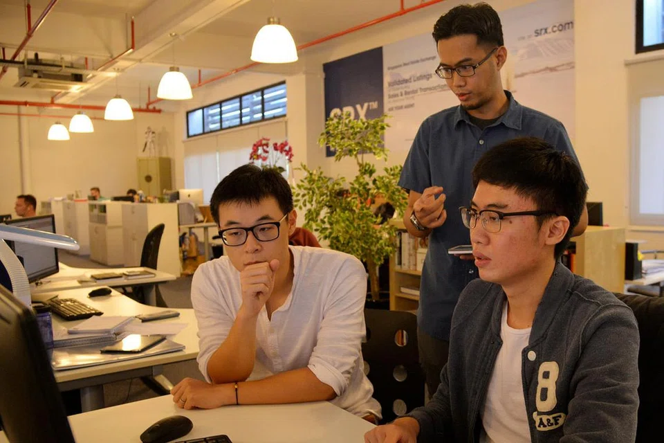 BIMBING PASUKAN: Encik Luqman bekerja rapat dengan kakitangan untuk meneliti data dan trend pasaran hartanah agar dapat menghasilkan produk atau alat yang berguna buat industri tersebut. 