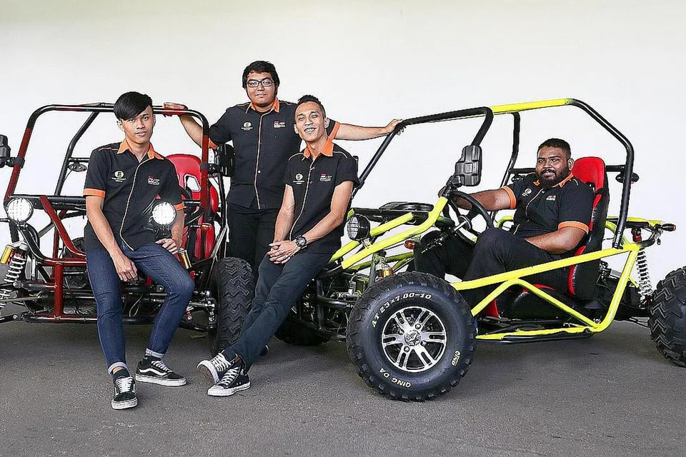 KART DIKUASAI ELEKTRIK: (Dari kiri) Encik Shafiq Roslee, Encik Muhammad Endry Osman, Encik Lee Wei Xiong, Encik Abdul Razzak Abdul Majeed dan Encik Willvin Tan Wei Jie (tiada dalam gambar) membangunkan kart yang dikuasai elektrik sebagai sebahagian daripada projek tahun akhir mereka.- Foto BM oleh JONATHAN CHOO