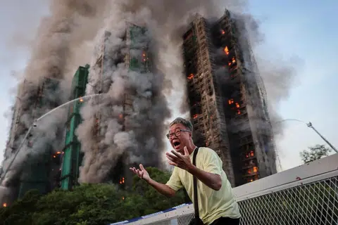 Encik Wong, 71 tahun, dalam keadaan sedih selepas memaklumkan isterinya terperangkap di dalam Wang Fuk Court ketika kebakaran besar berlaku di Tai Po, Hong Kong, China, pada 26 November. 