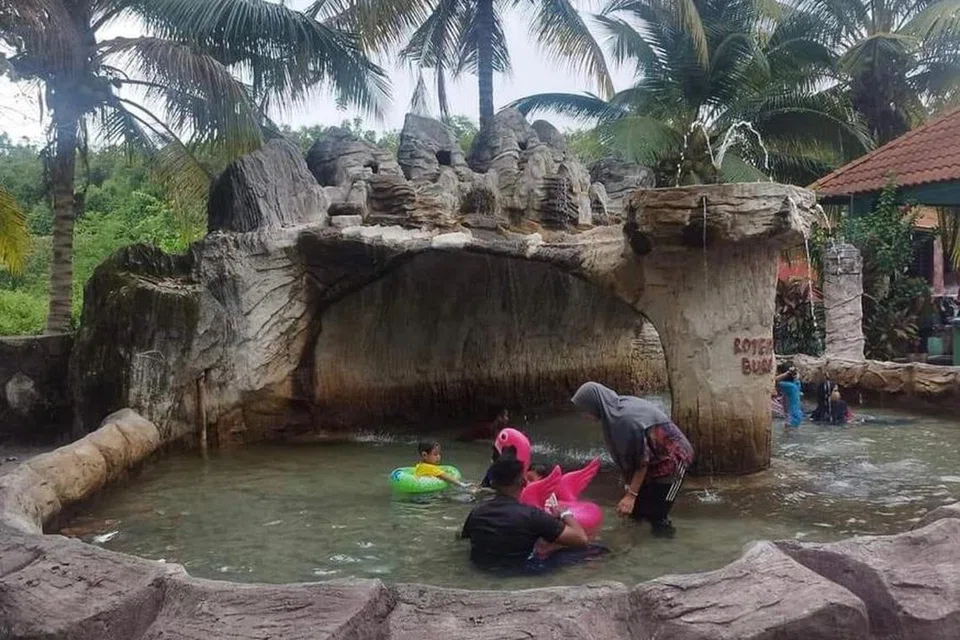 Kolam Air Panas Jasin di Melaka yang selalu meriah dengan pengunjung diarah tutup 14 hari selepas 33 pengunjung disyaki dijangkiti leptospirosis atau kencing tikus selepas beriadah di situ.