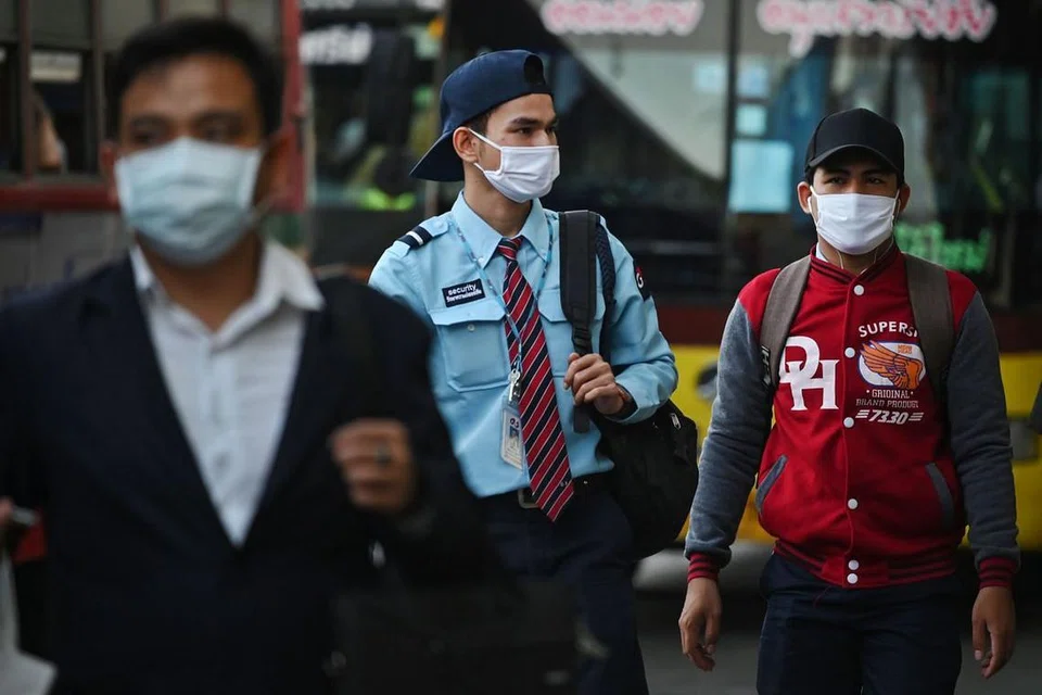 Beberapa penumpang pengangkutan dilihat memakai pelitup di Bangkok pada 4 Mac 2020. Foto: AFP.