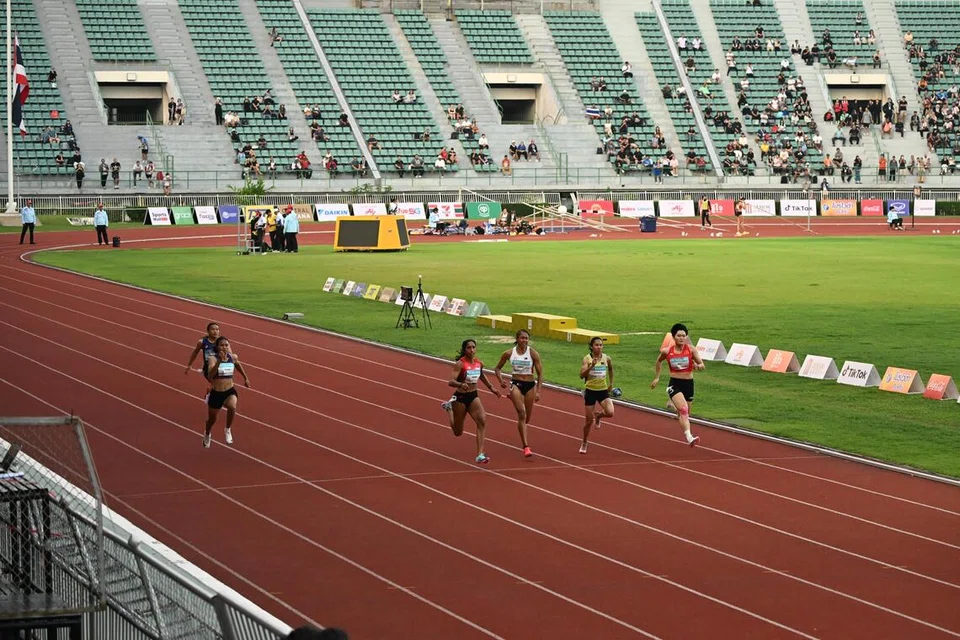 Tidak ramai menyaksikan perlumbaan olahraga di Stadium Negara Supachalasai di wilayah Pathum Wan, di Bangkok, Thailand.