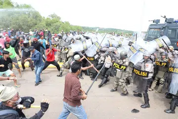TENTANG POLIS: Ribuan penduduk melakukan bantahan di luar bangunan BP Batam pada Isnin.